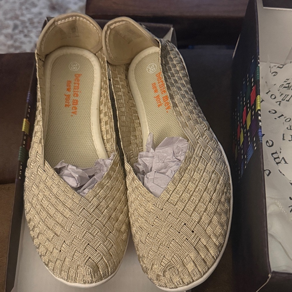 bernie mev. Women's Tan Woven Flats    style: catwalk